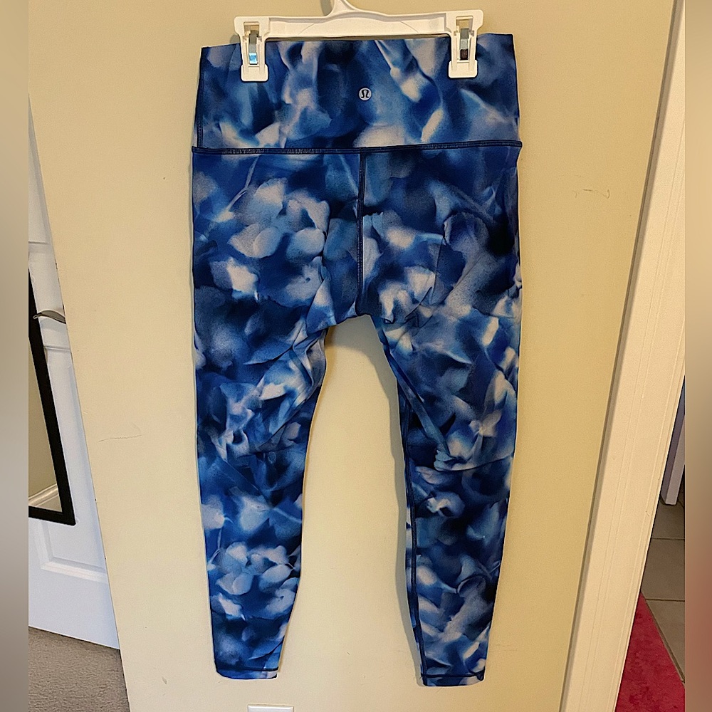 Lululemon leggings w/ blue pattern